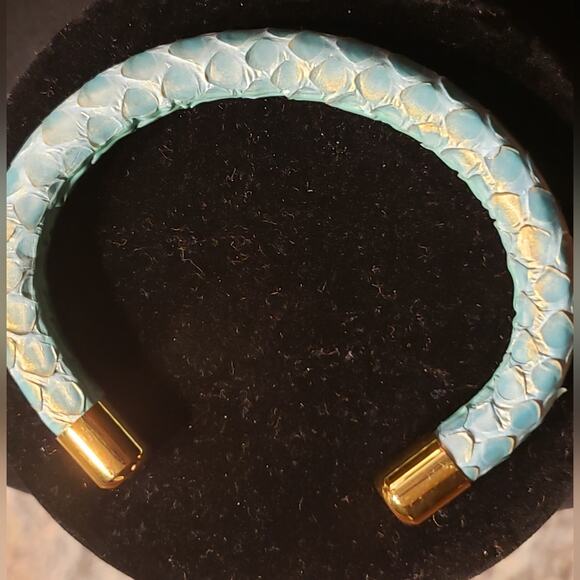 Rustic Cuff-Sheila Metalic sea‎ foam snakeskin cuff bracelet - Picture 1 of 4